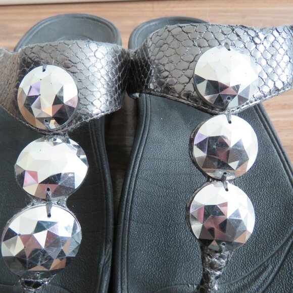 FITFLOP Petra Thong Toe Post Flip Flop Sandals in Metallic Pewter Snake Print - Picture 5 of 12